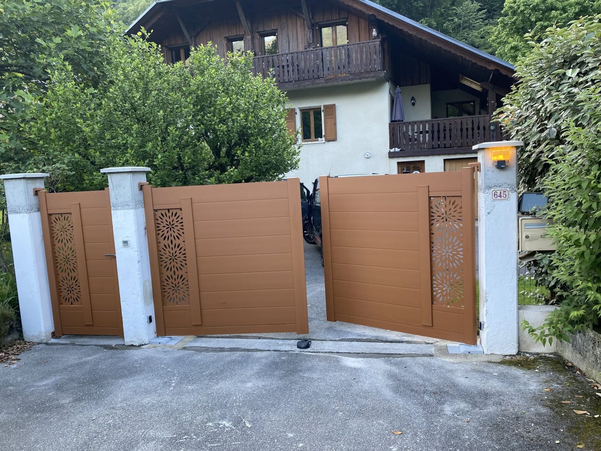 Installation d&rsquo;un portail personnalisé avec moteur enterré