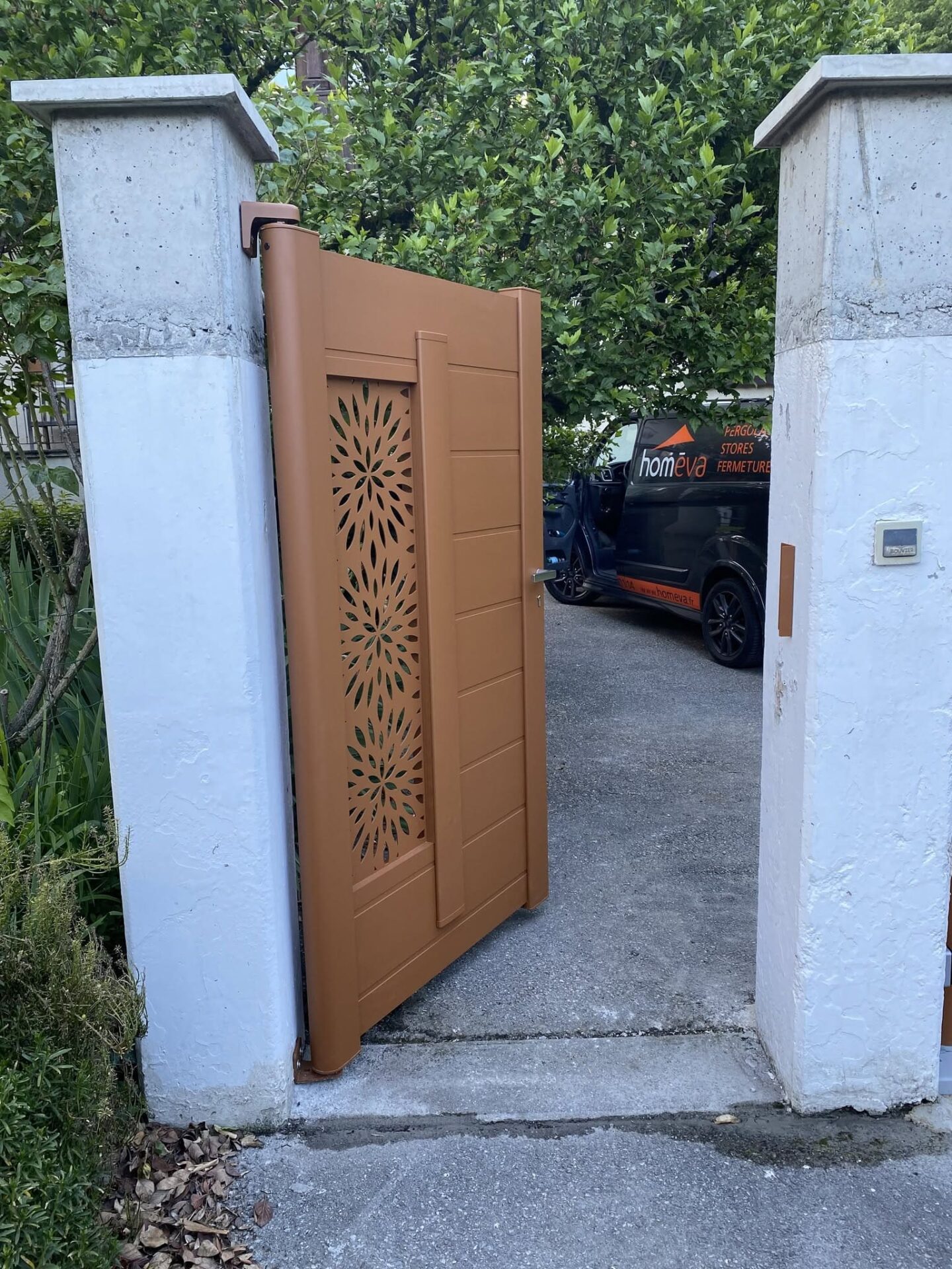 Installation d&rsquo;un portail personnalisé avec moteur enterré