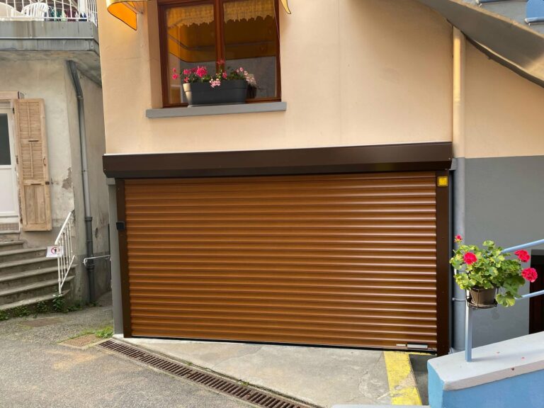 Installation d’une porte de garage enroulable avec caisson extérieur