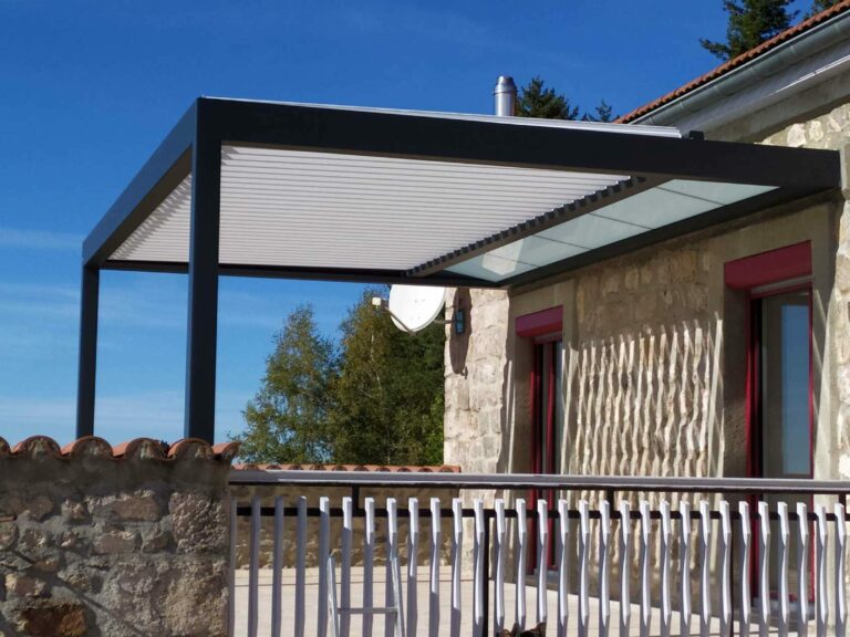 Pergola 4 Saisons en aluminium avec lames orientables pour protéger une terrasse du soleil et des intempéries toute l’année.