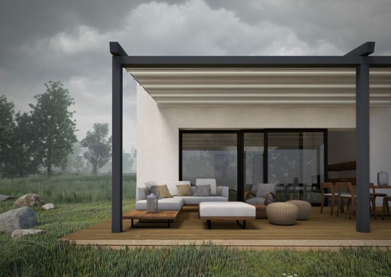 Pergola ATIKA motorisée avec toile tendue pour protéger une terrasse du soleil et améliorer le confort extérieur toute l’année.