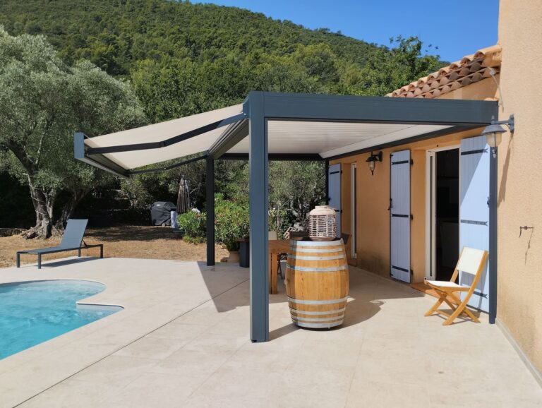 Pergola Baléares bioclimatique en aluminium avec lames orientables pour créer un espace ombragé, ventilé et confortable sur une terrasse.