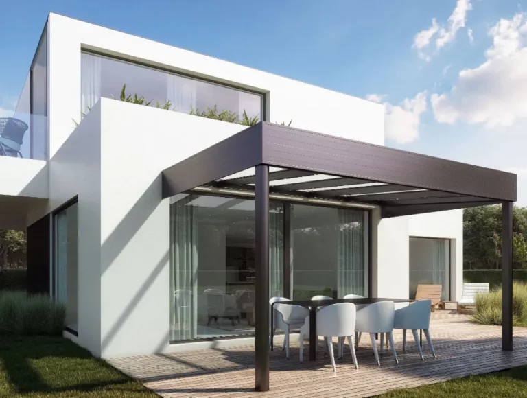 Pergola Climacrown avec toiture plate sur mesure, bandeau modulaire et design épuré pour protéger une terrasse avec élégance.