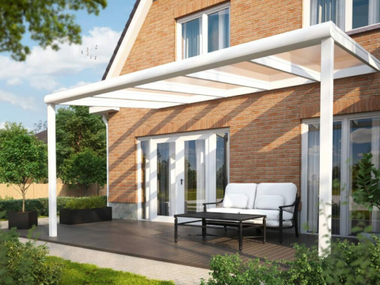 Pergola Climalux sur mesure avec toiture autoportante pour protéger une terrasse, un barbecue ou une cuisine extérieure des intempéries.