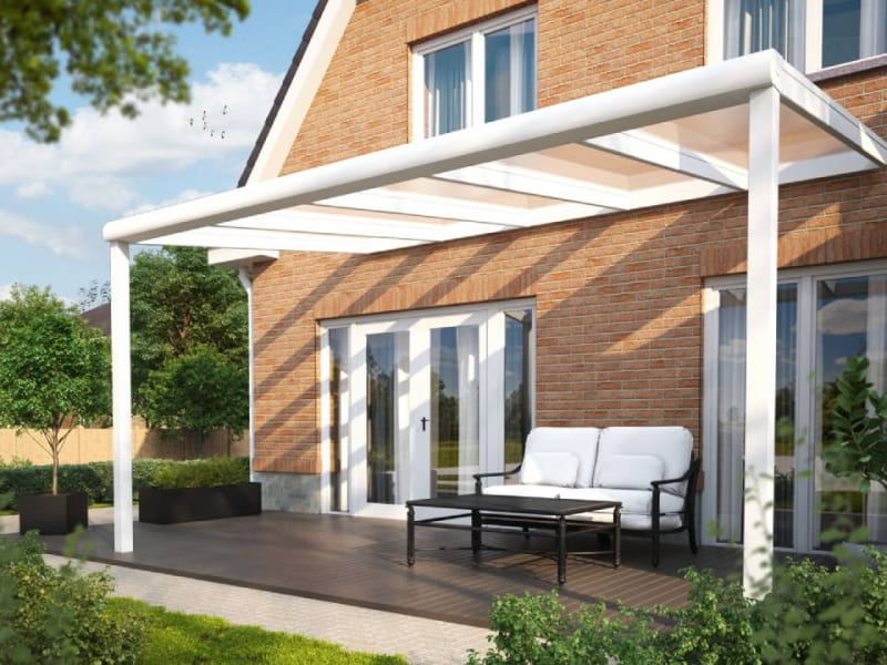 Pergola Climalux sur mesure avec toiture autoportante pour protéger une terrasse, un barbecue ou une cuisine extérieure des intempéries.