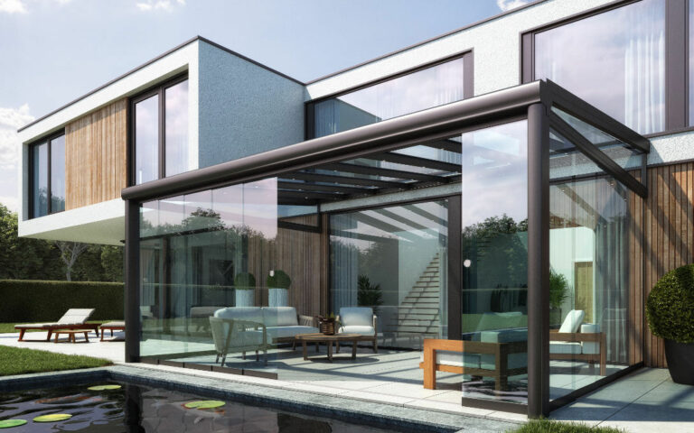 Pergola Climax Panorama avec toiture vitrée ou plaques isolantes pour créer un espace lumineux, couvert et ouvert sur le jardin.