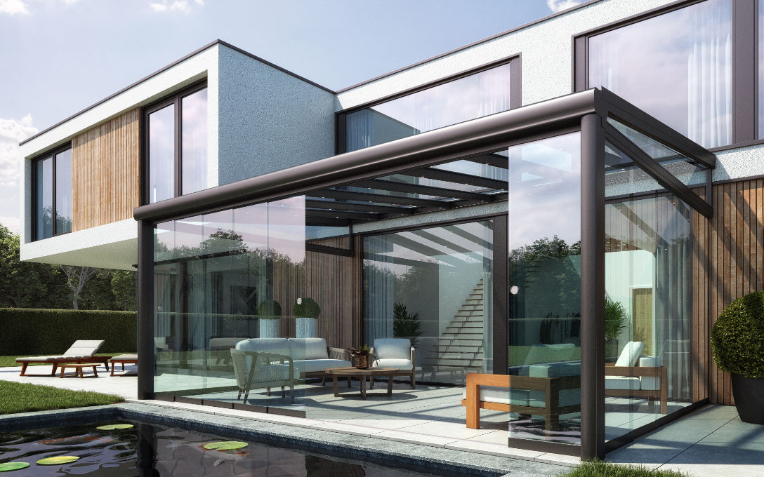 Pergola Climax Panorama avec toiture vitrée ou plaques isolantes pour créer un espace lumineux, couvert et ouvert sur le jardin.