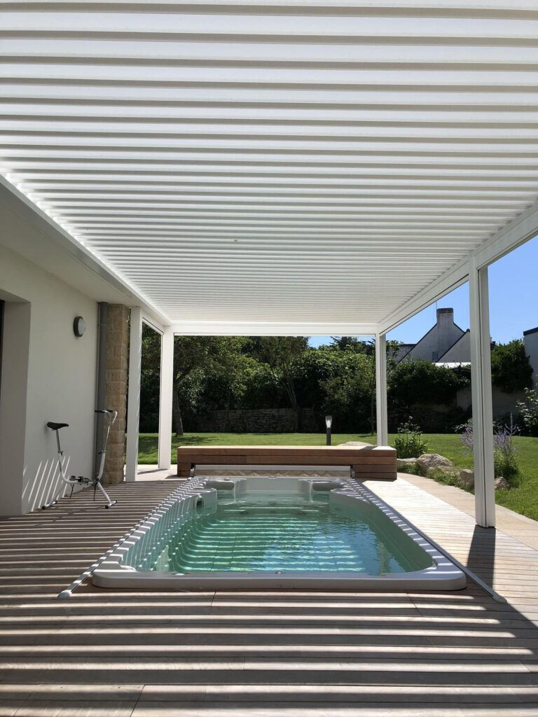 Pergola MultiModules modulable en aluminium avec lames orientables pour couvrir une grande terrasse et créer un espace extérieur sur mesure.