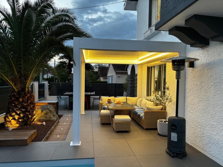 Pergola MultiModules en aluminium avec lames orientables pour couvrir une grande terrasse et créer un espace extérieur confortable et modulable.