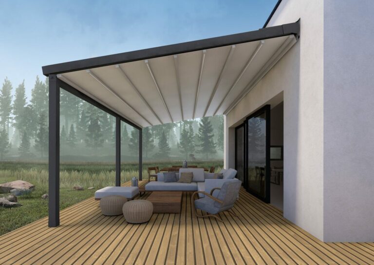 Pergola tendue ATIKA avec éclairage LED intégré, idéale pour couvrir une grande terrasse privée ou professionnelle.