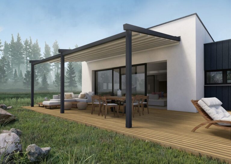 Pergola tendue ATIKA installée sur une terrasse de restaurant pour créer un espace extérieur ombragé, confortable et protégé.