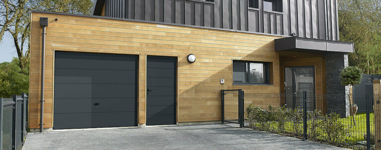 Porte de garage basculante DL en acier galvanisé avec faible encombrement, verrouillage renforcé et personnalisation des teintes.