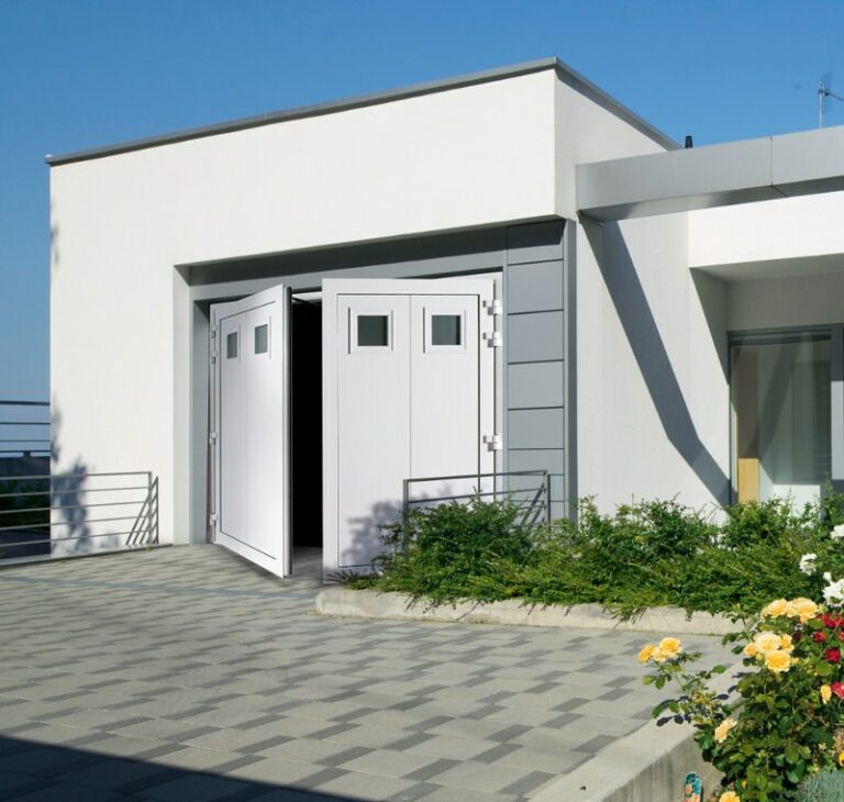 Porte de garage battante aluminium sur mesure avec ouverture intérieure ou extérieure, isolation renforcée et finitions personnalisables.