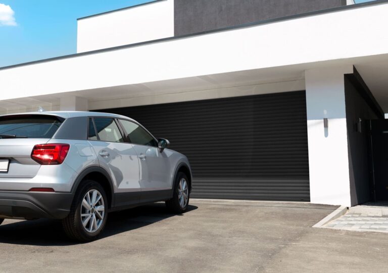 Porte de garage Detolux à refoulement plafond avec moteur silencieux, idéale pour les garages avec faible retombée de linteau.