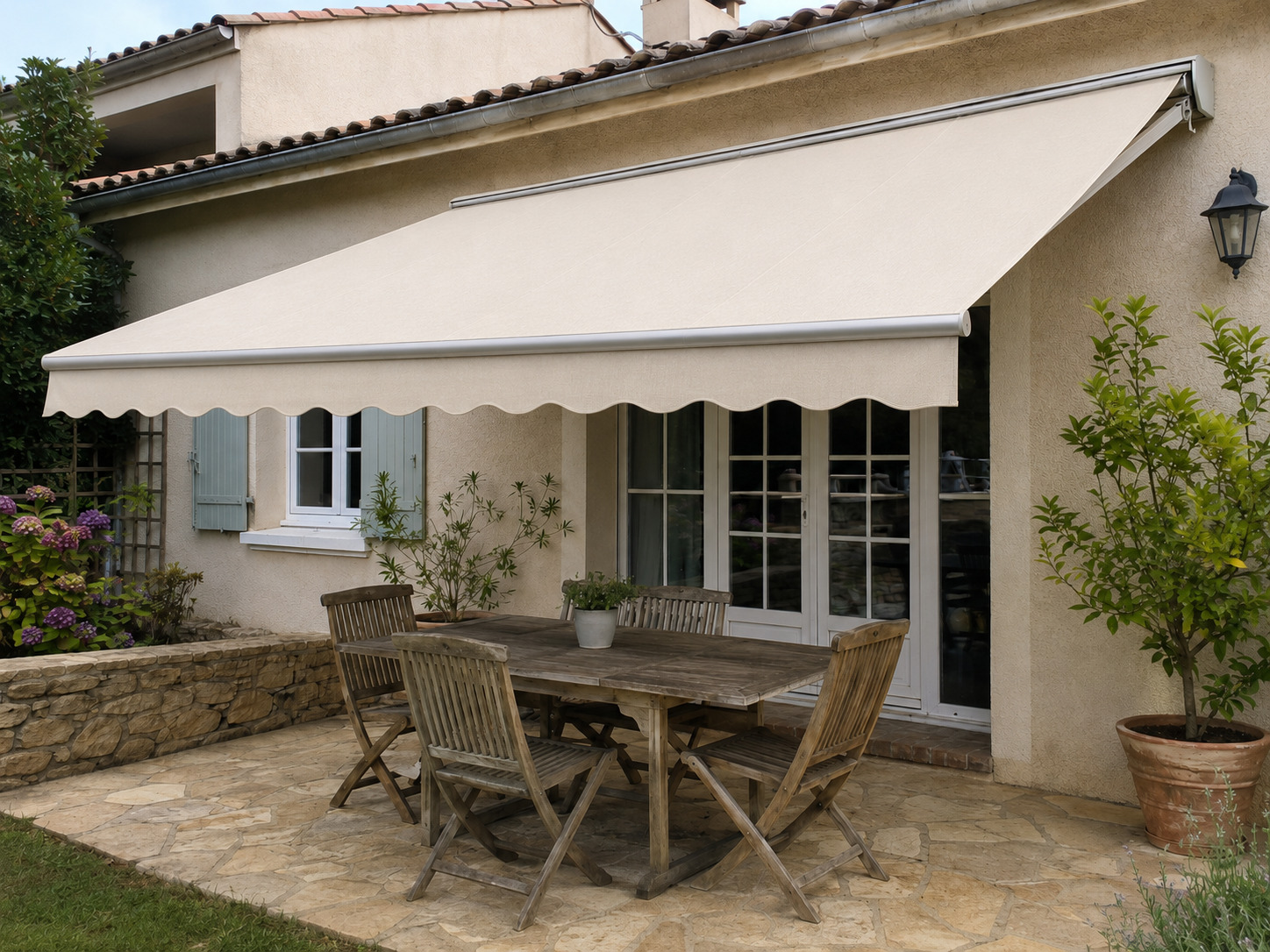 Store banne après rentoilage avec toile Dickson neuve pour une terrasse plus esthétique et mieux protégée du soleil.