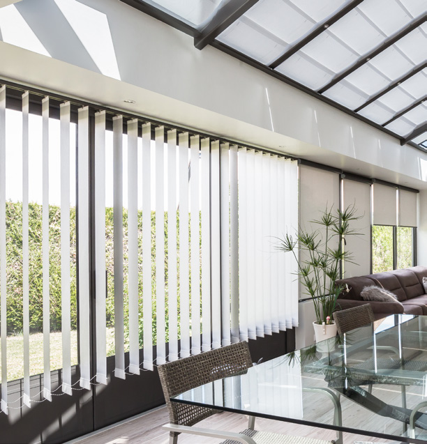 Store anti-chaleur californien avec lames verticales pour tamiser la lumière, limiter la chaleur et améliorer le confort intérieur.