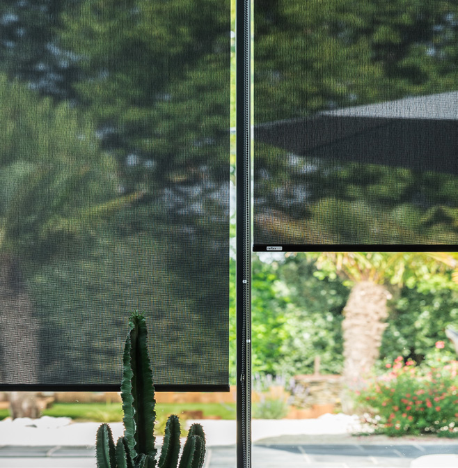 Store enrouleur Vertigo sur mesure pour baie vitrée, fenêtre ou lucarne, idéal pour réguler la lumière, préserver l’intimité et protéger du soleil.