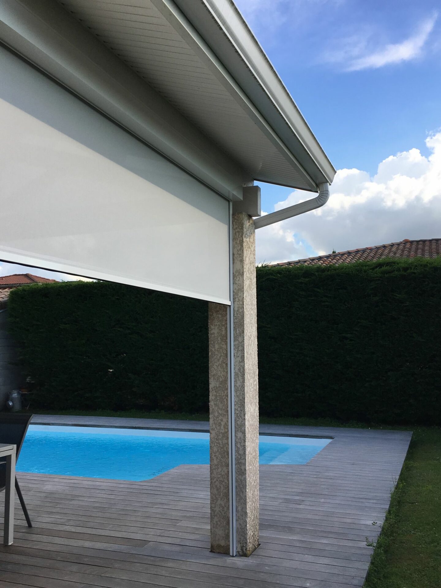 Store ZIP vertical avec toile guidée en coulisses pour protéger du soleil, limiter la chaleur, résister au vent et offrir une occultation maximale.
