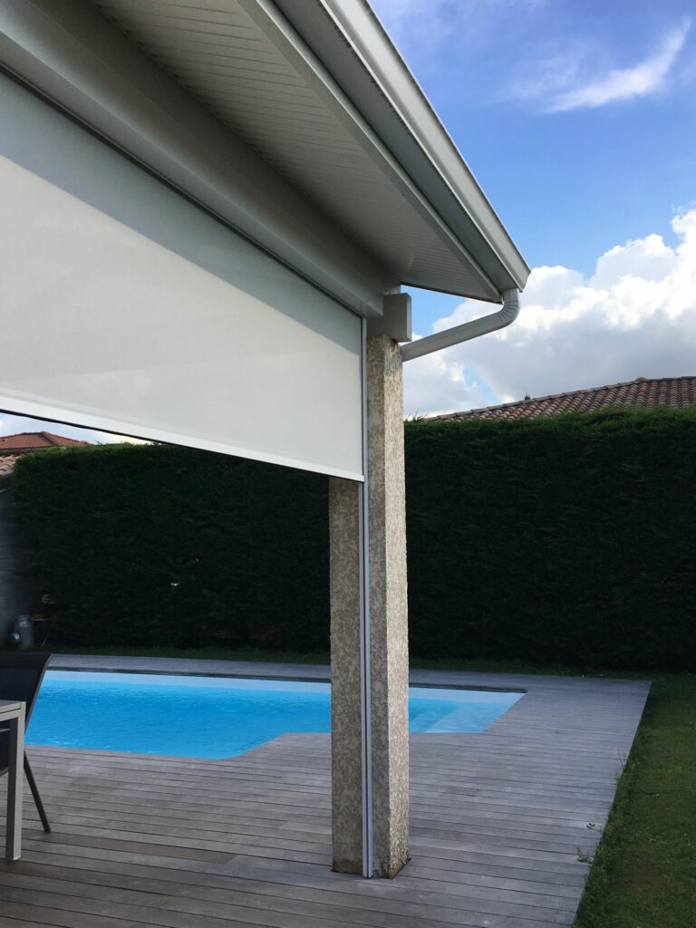 Store ZIP vertical avec toile guidée en coulisses pour protéger du soleil, limiter la chaleur, résister au vent et offrir une occultation maximale.