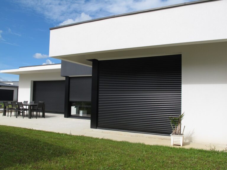 Volet à lames orientables Majorque installé en façade pour réguler la lumière, ventiler naturellement et préserver l’intimité.